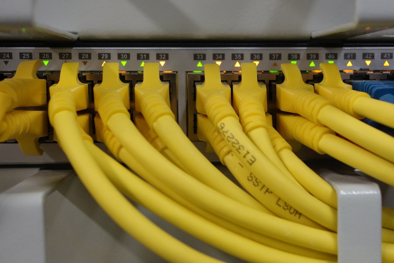 Organized cables with sleek, modern design. Organized cables with sleek, modern design.