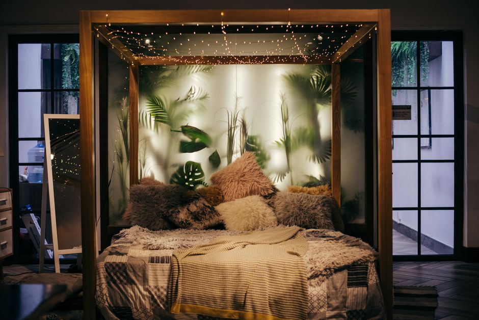 Moderne slaapkamer met artistiek bloemenfotobehang. Moderne slaapkamer met artistiek bloemenfotobehang.