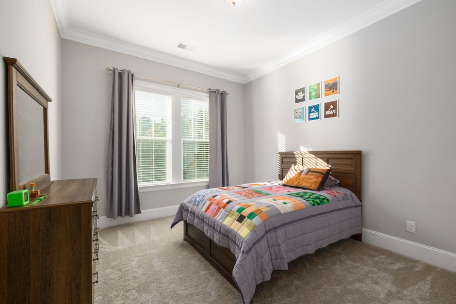 Gezellige kinderkamer met Minecraft wanddecoraties.