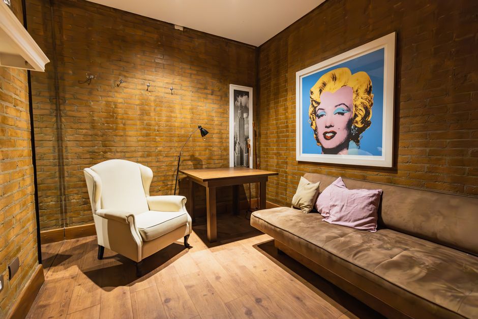 Woonkamer met moderne kunst aan de muur. Woonkamer met moderne kunst aan de muur.