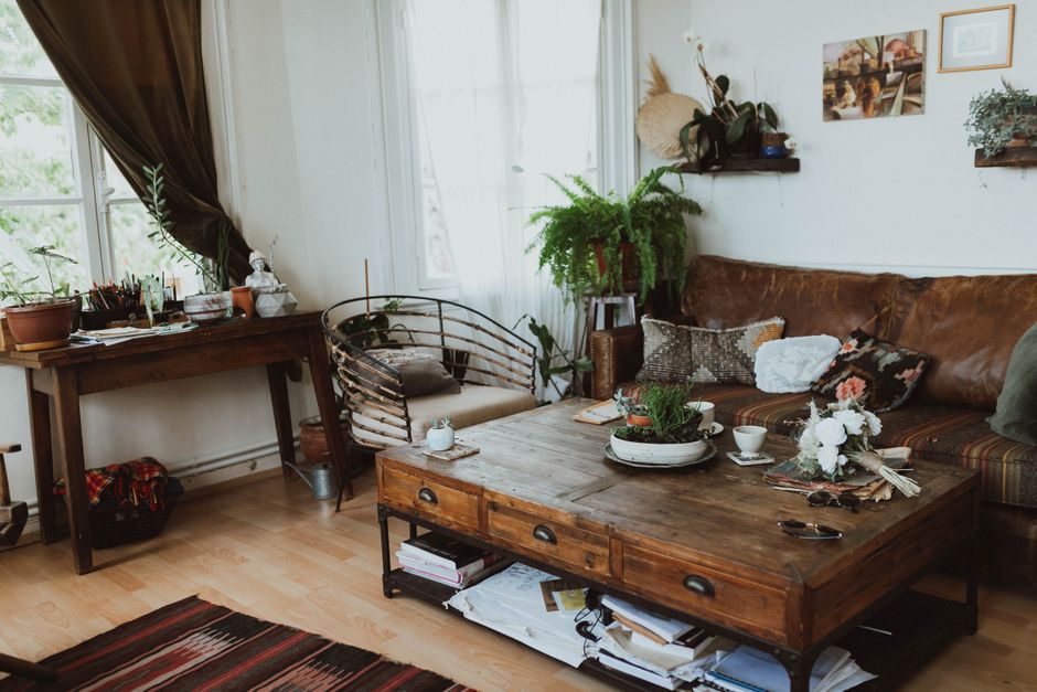 Bohemian tapijt met urban jungle accenten in interieur. Bohemian tapijt met urban jungle accenten in interieur.