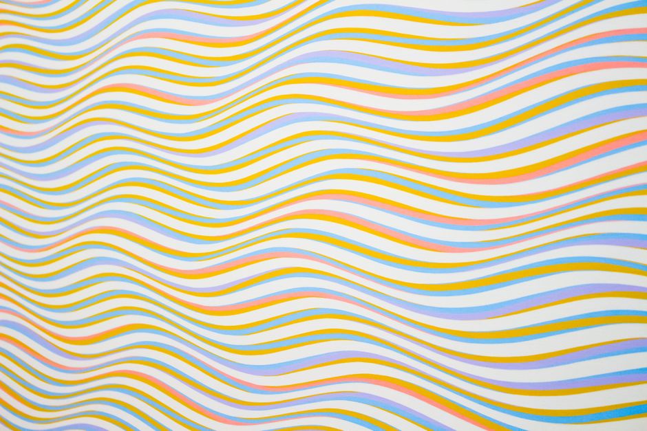 Psychedelische wandtapijten in eigentijds ingerichte woonkamer. Psychedelische wandtapijten in eigentijds ingerichte woonkamer.