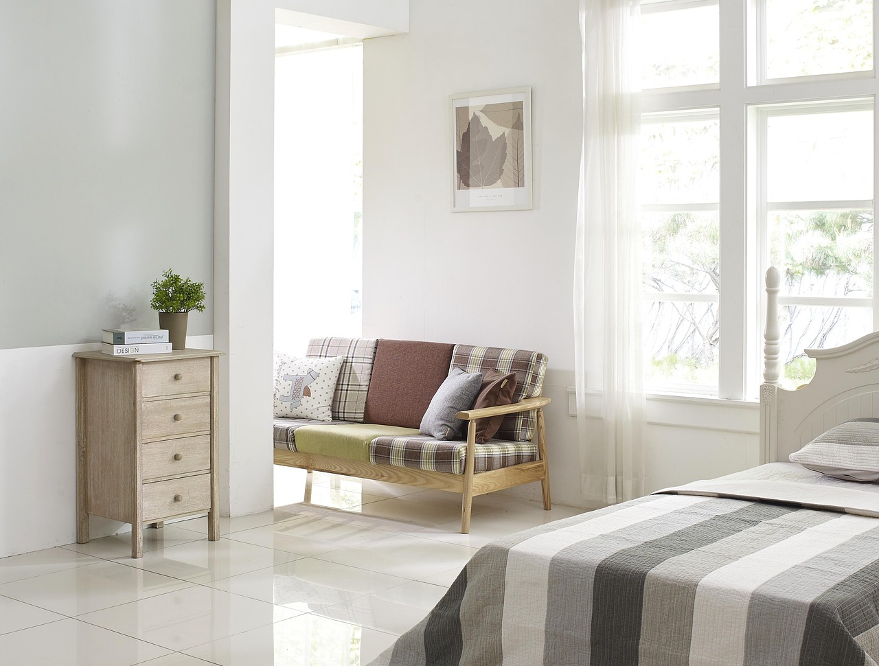 Compact loftbed met opbergruimte in kleine kamer. Compact loftbed met opbergruimte in kleine kamer.