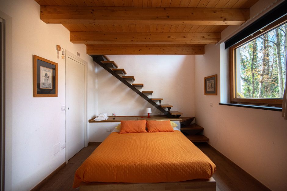 Minimalistisch ontwerp loftbed in studio-appartement. Minimalistisch ontwerp loftbed in studio-appartement.