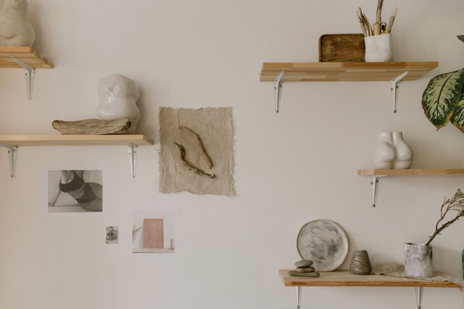 Houten zen-boekenkast met zorgvuldig gekozen boeken. Houten zen-boekenkast met zorgvuldig gekozen boeken.
