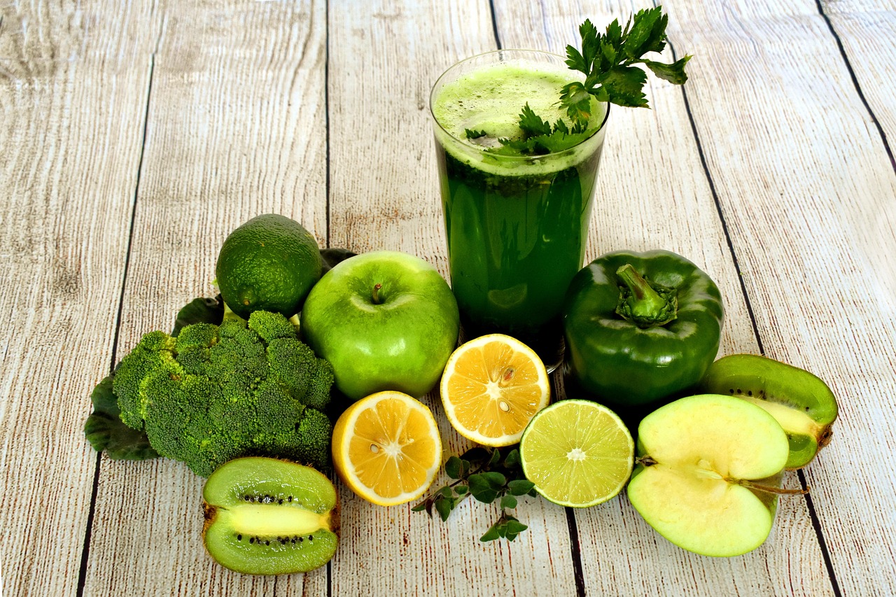 Groene smoothie met tropisch fruit en munt. Groene smoothie met tropisch fruit en munt.