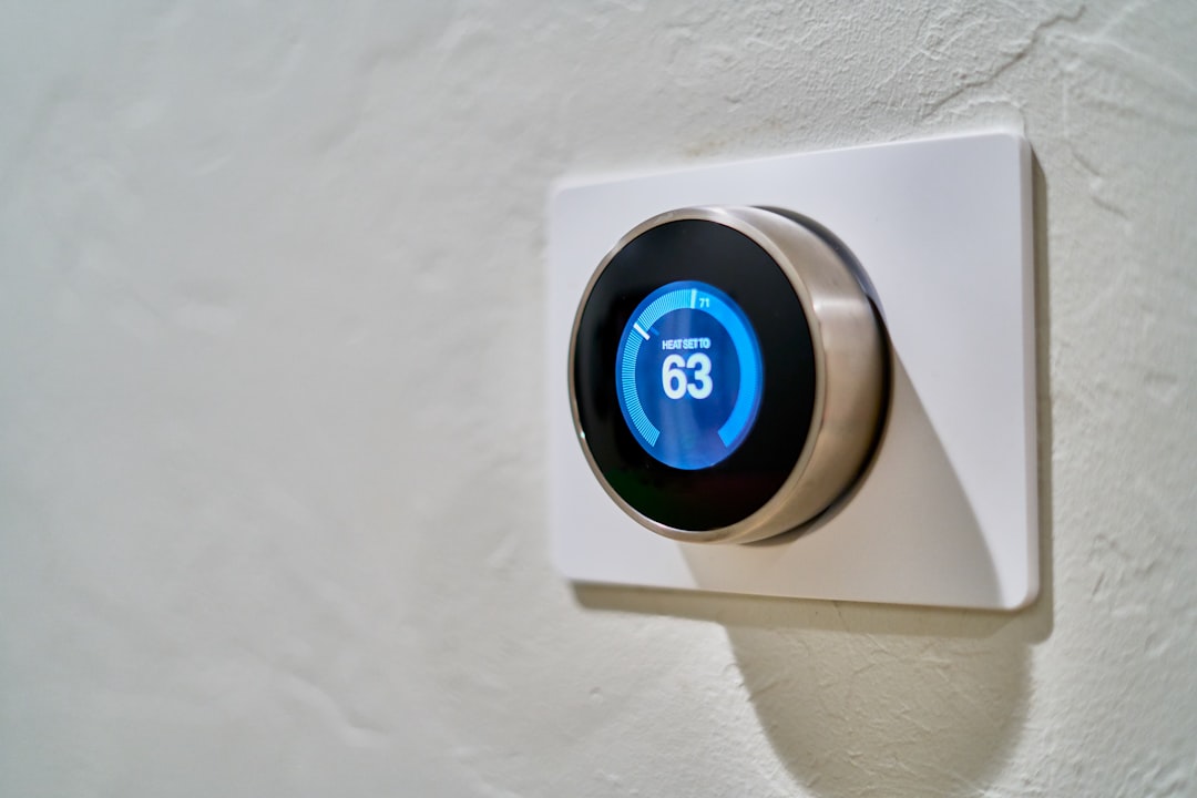 Slimme thermostaat in moderne woonkamer.