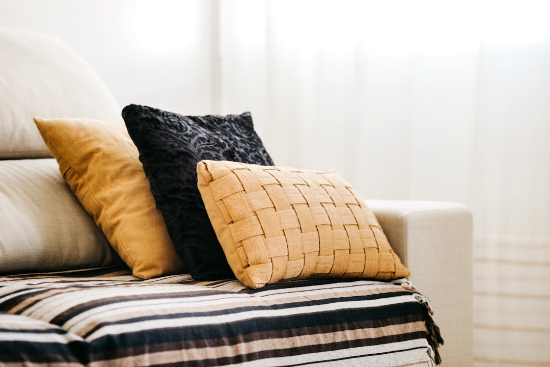 Gezellige plaid op bank in herfstdecor. Gezellige plaid op bank in herfstdecor.