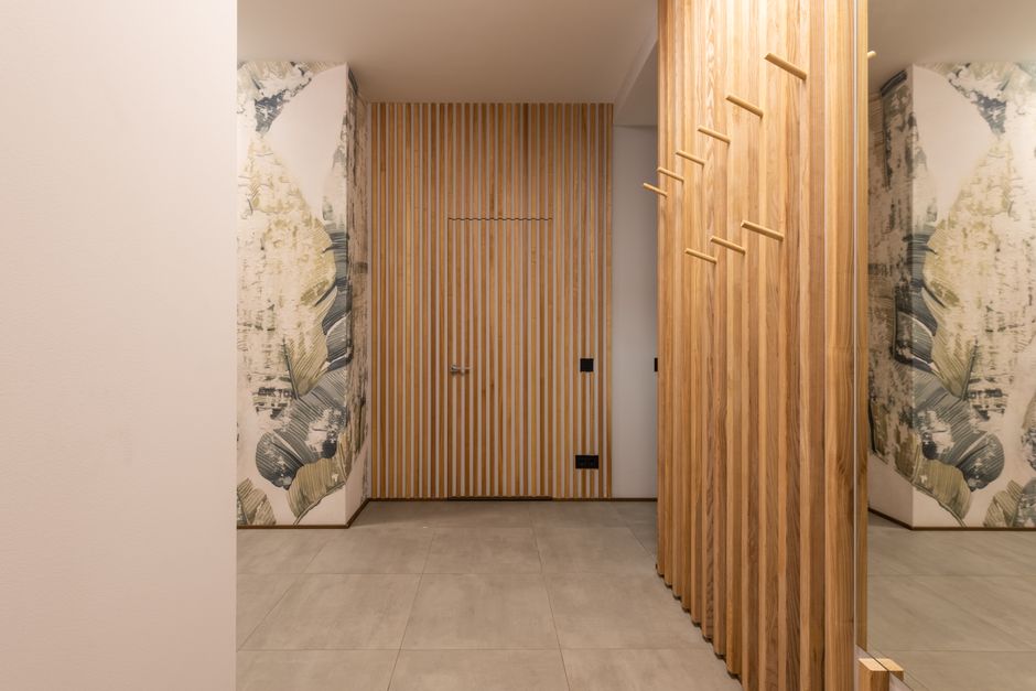 Plafond met groen mospaneel voor akoestiekverbetering. Plafond met groen mospaneel voor akoestiekverbetering.