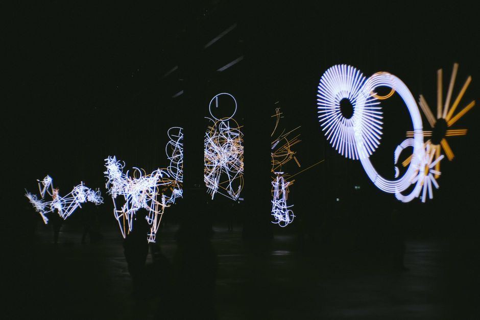 Moderne draadloze LED-lampen belichten kunstwerk. Moderne draadloze LED-lampen belichten kunstwerk.