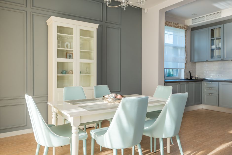 Eettafel gedekt met mintgroen servies in herfststijl.