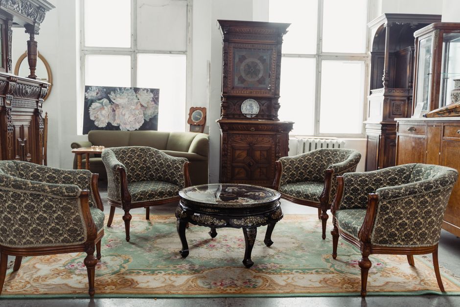 Brocante dressoir gecombineerd met moderne kunst