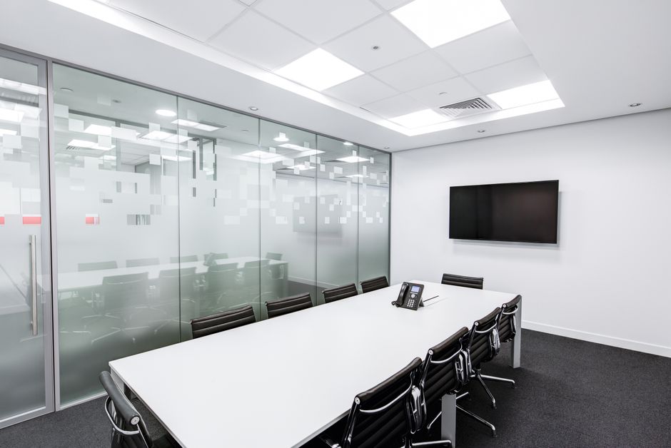 Minimalistisch bureau met kleurrijke verlichtingstechniek. Minimalistisch bureau met kleurrijke verlichtingstechniek.