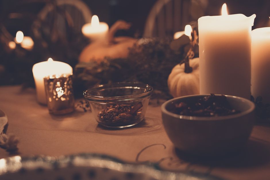 Gezellige kaarsen in herfstachtige woonkamer.